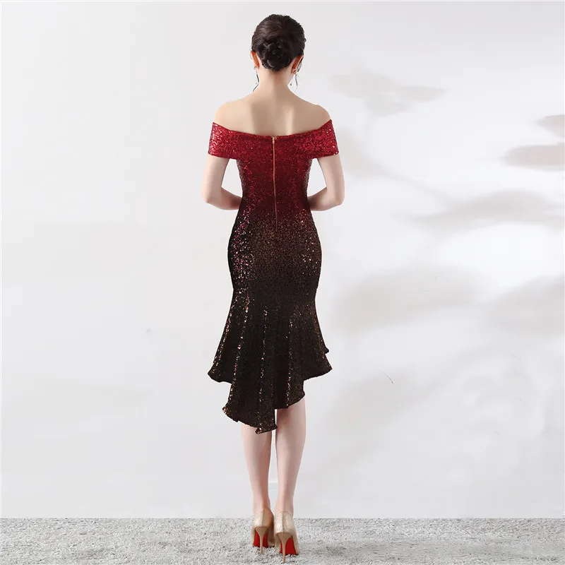 Красное и черное расшитое блестками платье с вырезом лодочкой коротким рукавом