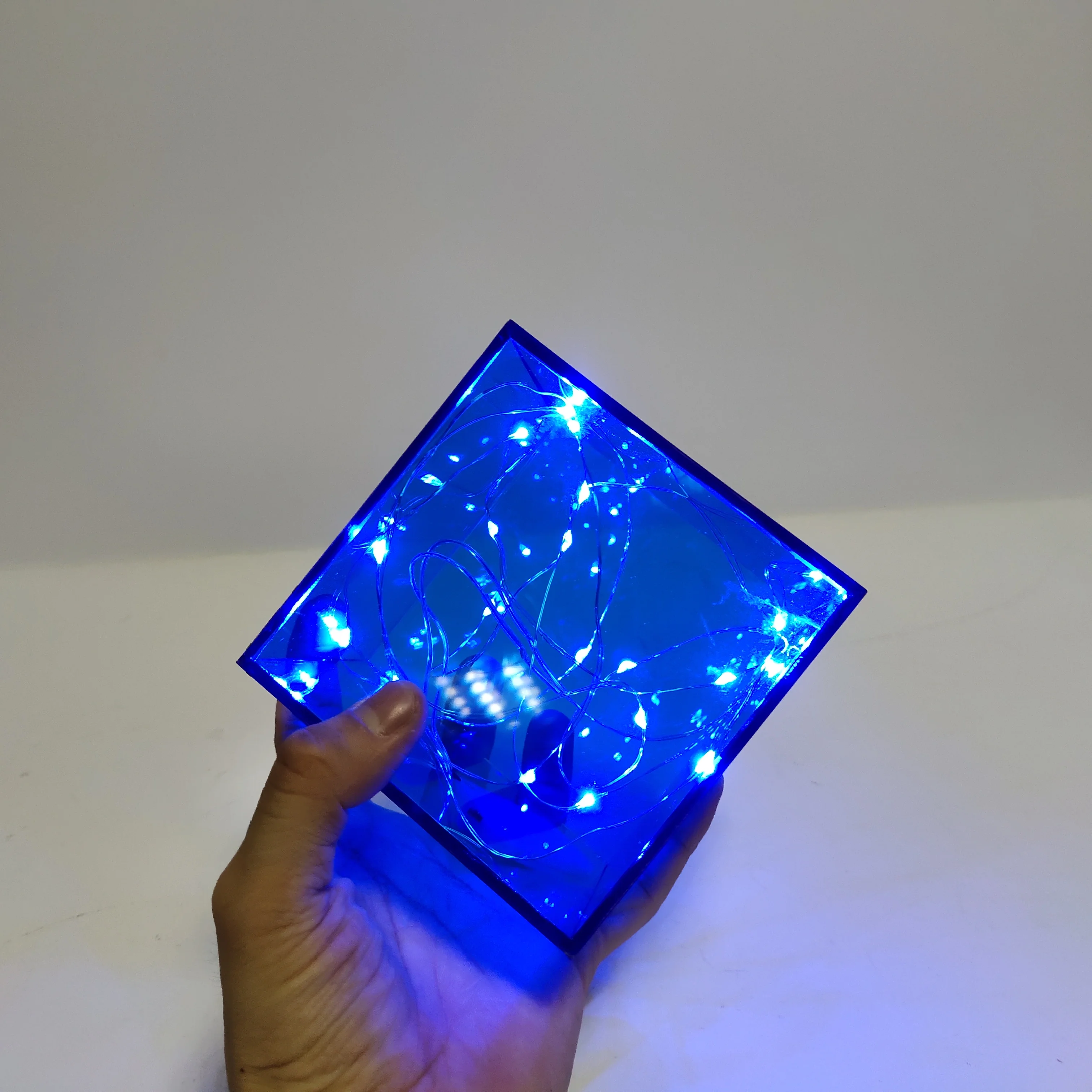 Tesseract светодиодный игрушки Фигурки 1:1 Косплэй 10x10 см танос Бесконечность камни