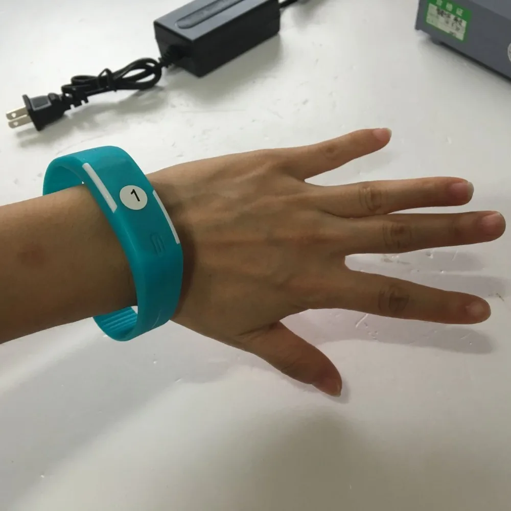 Смарт браслет специфический smartband близкий к контактному разблокирует дверь