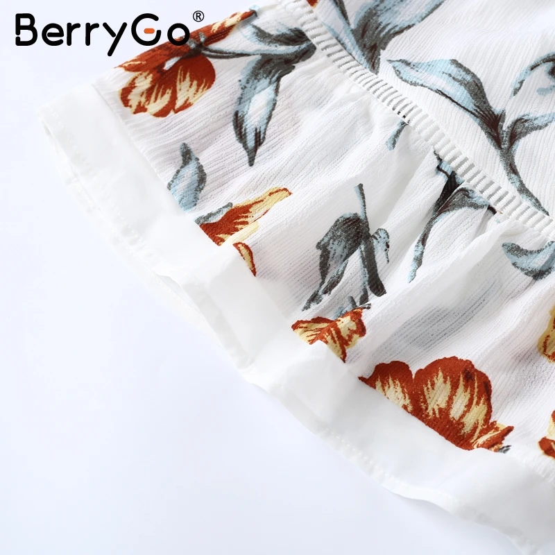 Женское платье с открытыми плечами BerryGo белое пляжное оборками и цветочным