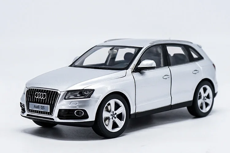 Серебристый 1/18 2013 AUDI Q5 SUV литая под давлением Металлическая Модель автомобиля игрушки для детей Подарки оригинальная коробка коллекция игрушек - Цвет: Серебристый