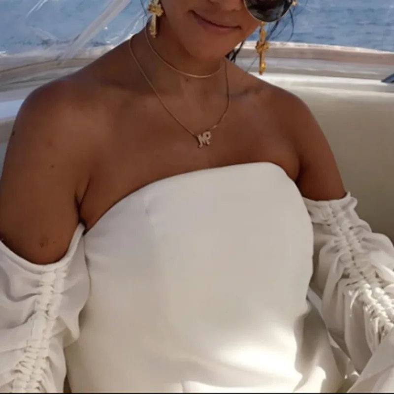 Женское мини платье TWOTWINSTYLE белое Повседневное с открытыми плечами вырезом