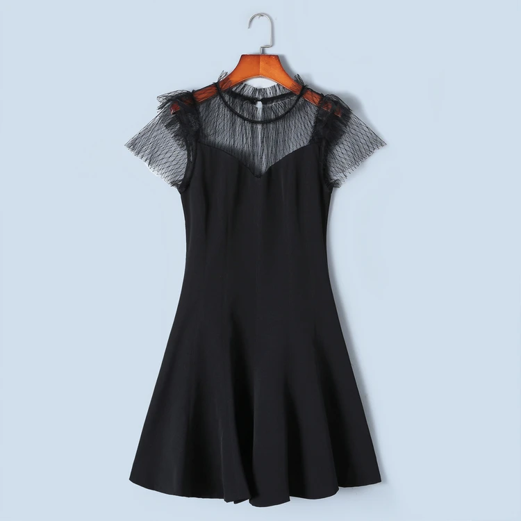 Короткое черное платье с сетчатым воротником и юбкой-подъюбником.