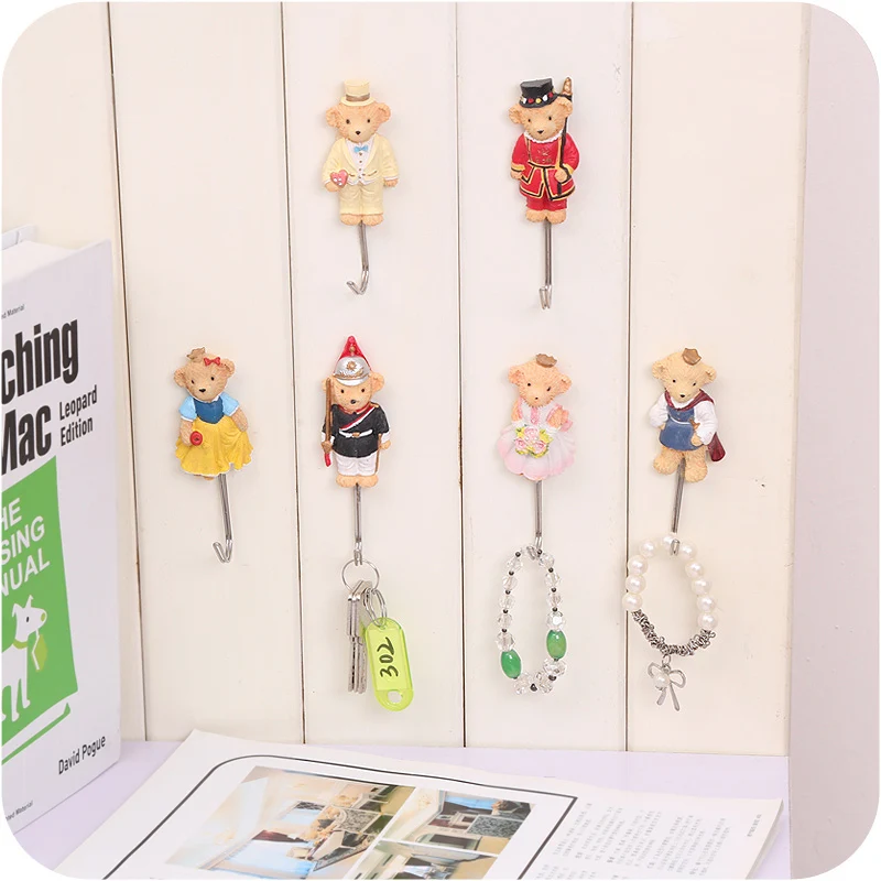 Настенные наклейки в виде мультяшного английского медведя на стену после крючка