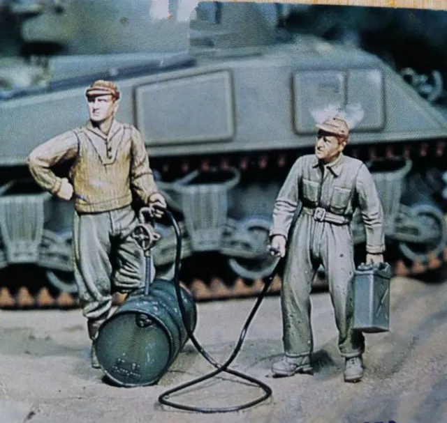 1/35 модельная фигурка из смолы в комплекте нераскрашенная 949 (2 фигурки без бака) |