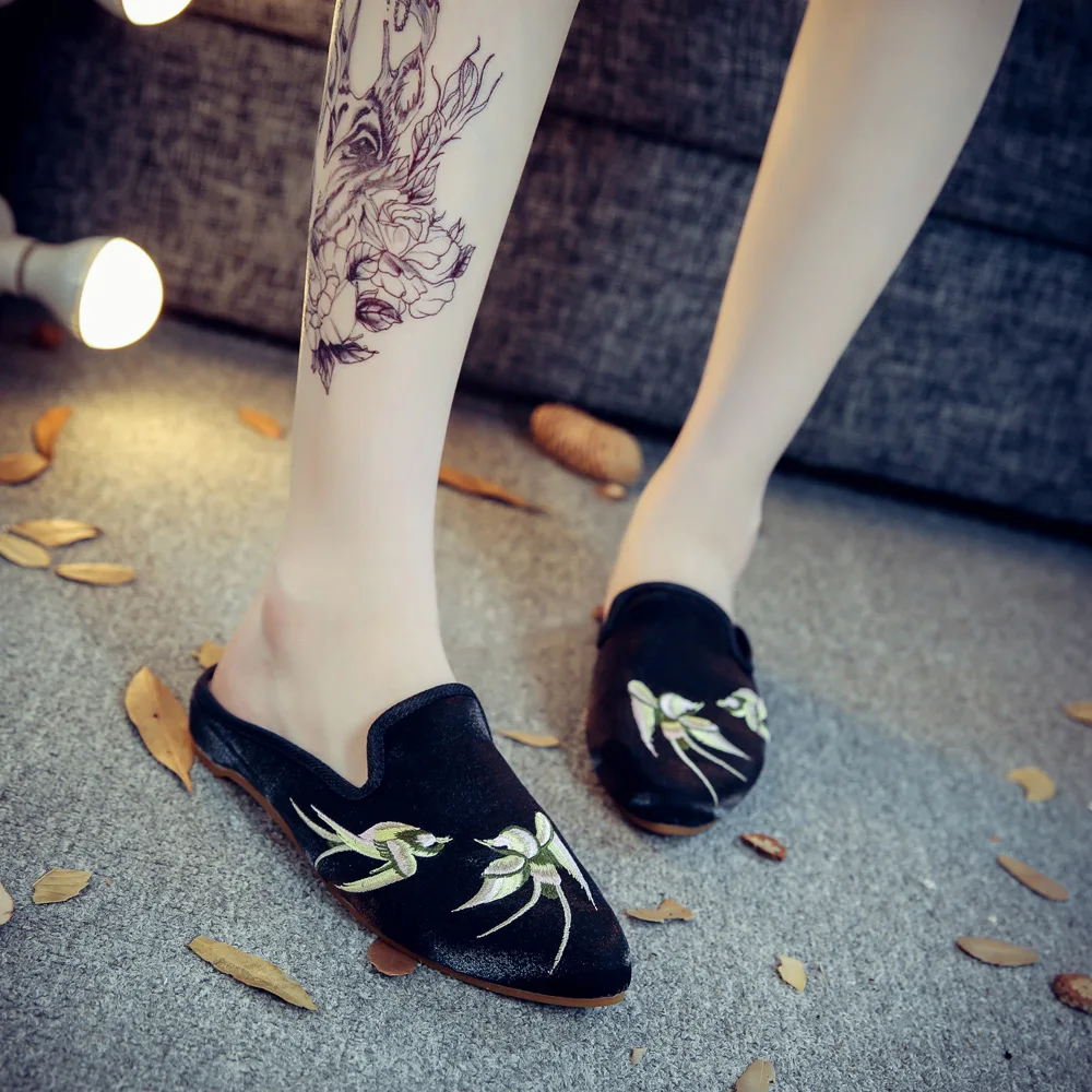 5 style black Женские летние шлепанцы; шлепанцы без задника с острым носком и цветочной вышивкой; женская обувь на плоской подошве без застежки; повседневные уличные тапочки без задника; большой размер 43 - Цвет: 5 style black