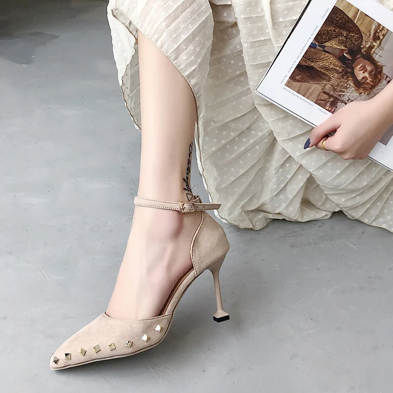 Сандалии в диком стиле 2019 Весна и лето новые модные черные острые заклепки обувь