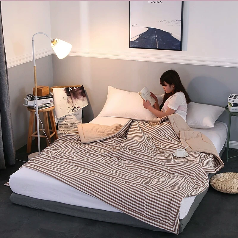 Простое хлопковое стеганое одеяло в полоску с эффектом потертости