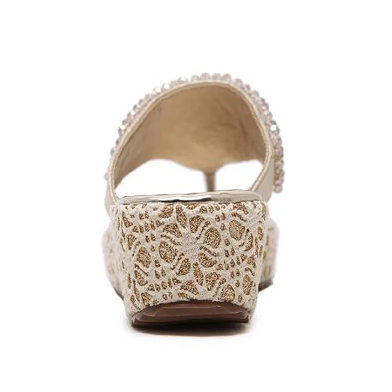 Женские шлепанцы на танкетке модные сандалии золотого цвета со стразами лето