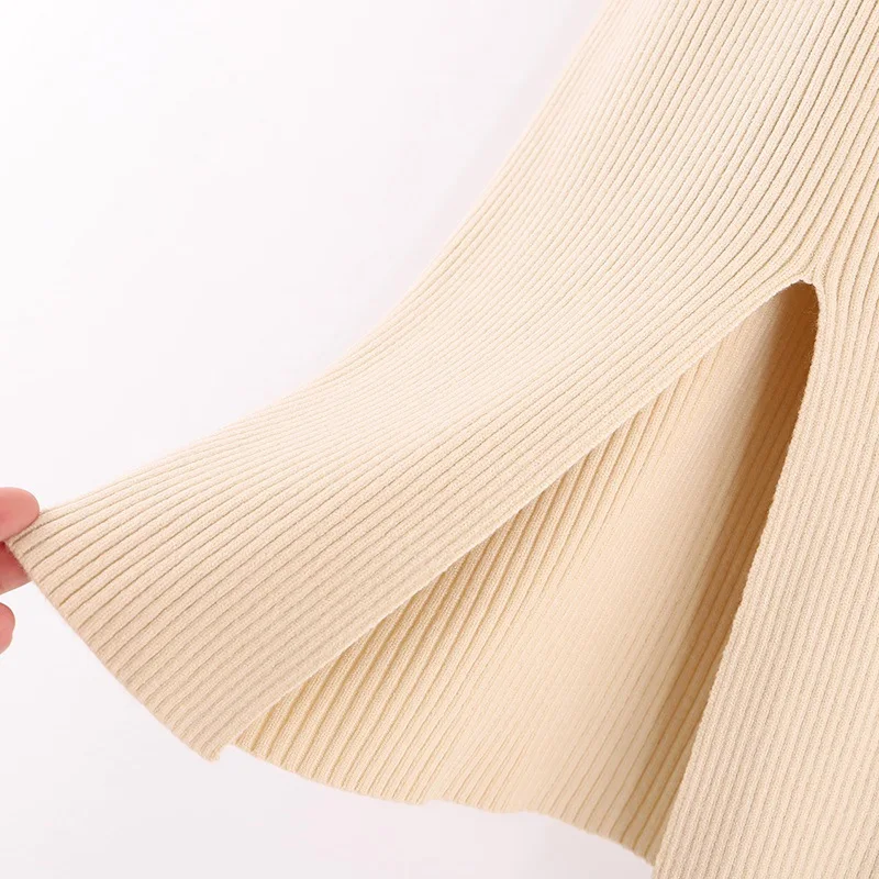 Женское трикотажное платье-свитер средней длины с рукавами-фонариками и высоким