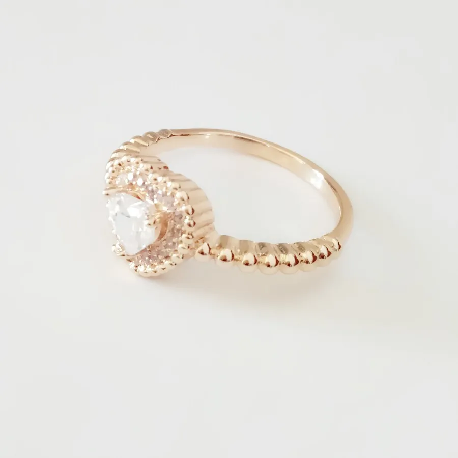 Женское кольцо с фианитом золотого цвета кубическим цирконием в форме сердца 585 |