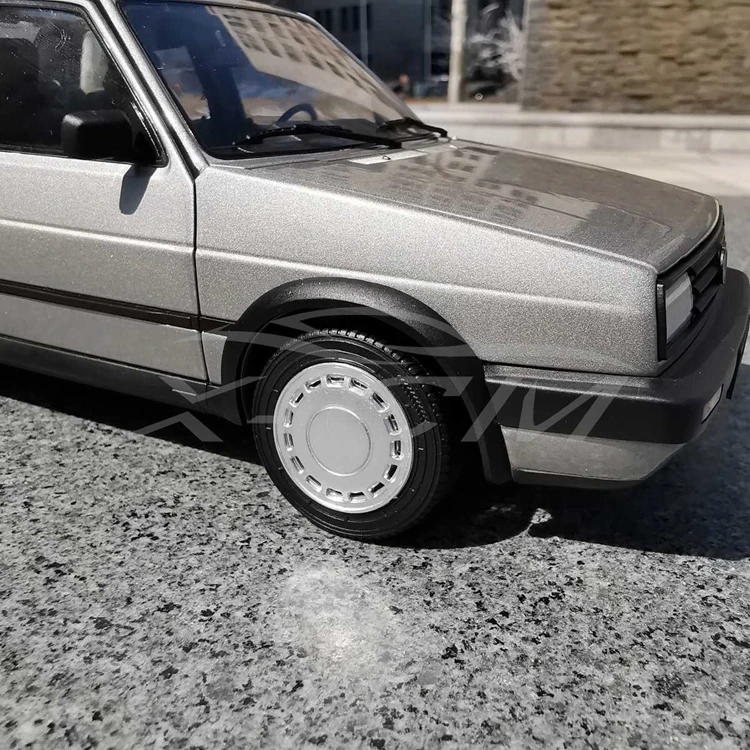 Литая модель автомобиля для старой Jetta(серебро/серый)+ маленький подарок