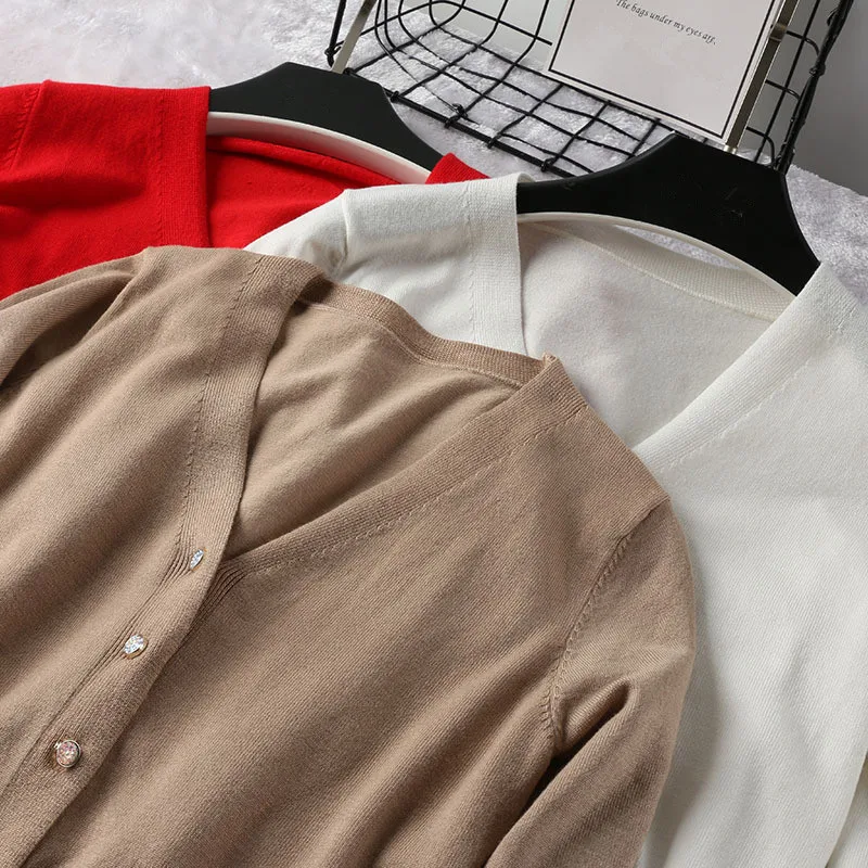 Женский трикотажный кардиган с V образным вырезом| |