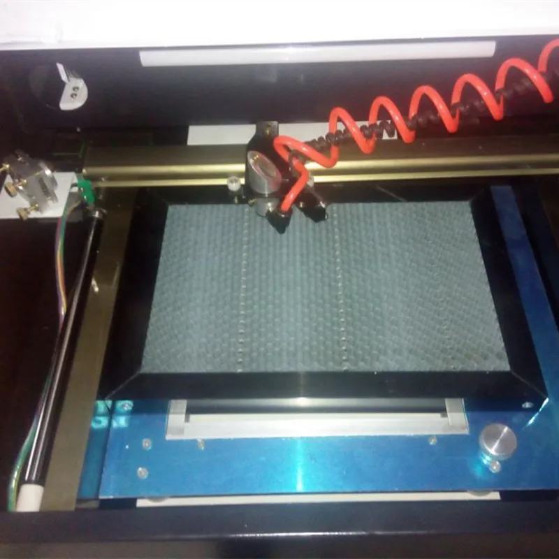 Черно белый лазерный гравировальный станок 50 Вт 3020 с Сотами вверх и вниз стол для