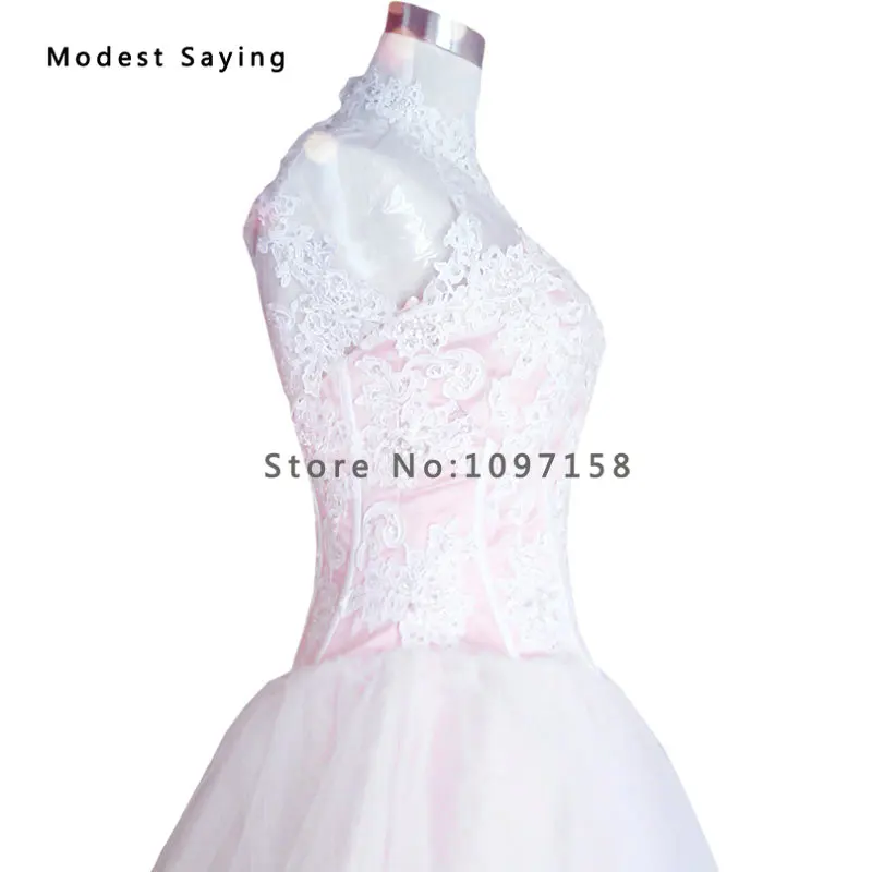 Элегантное бальное платье цвета слоновой кости и розового с высоким воротником