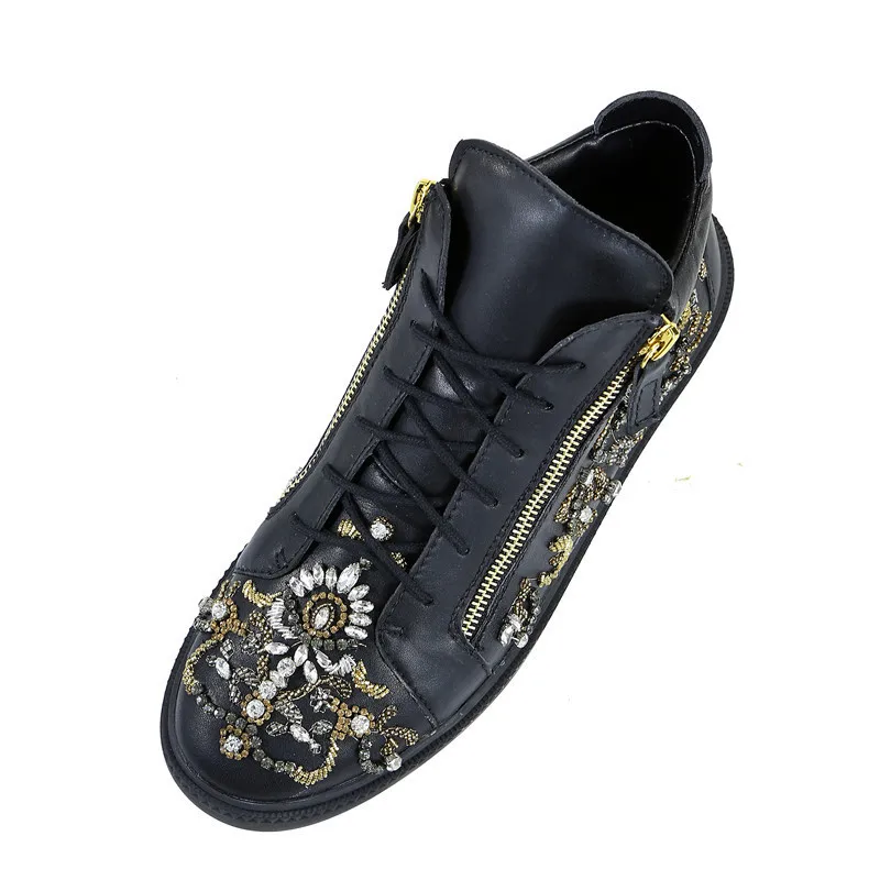 Модные мужские кроссовки со стразами на плоской подошве шнуровкой и вышивкой