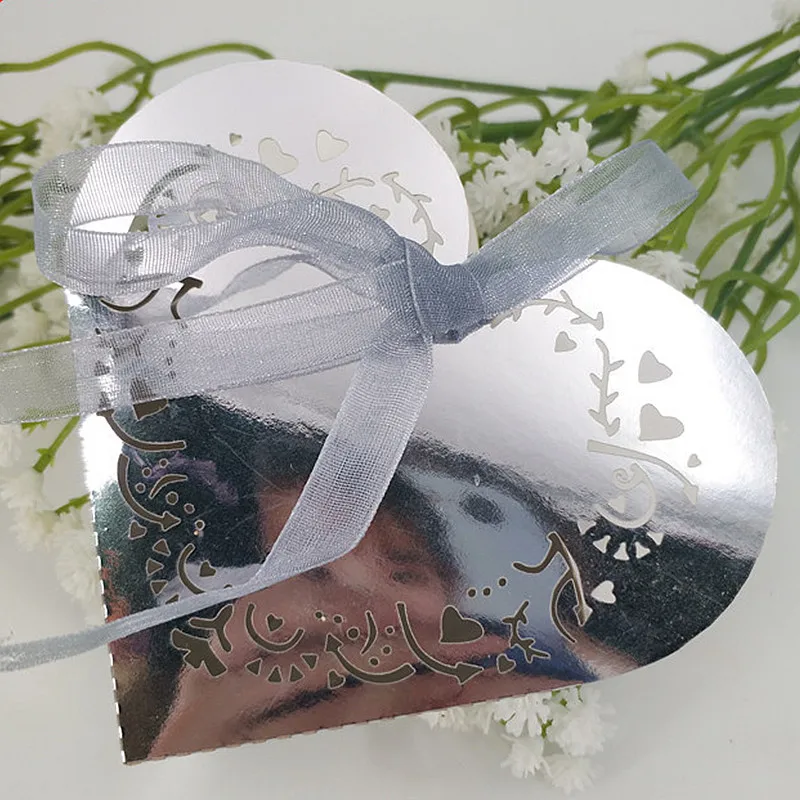 Bright Silver 10/50PCS Candy Box Heart-shaped dragee Boxes Laser Cut Wedding decoration Party Baby Shower Gift Boxes Pearlscent Paper 5z - Цвет: Bright Silver