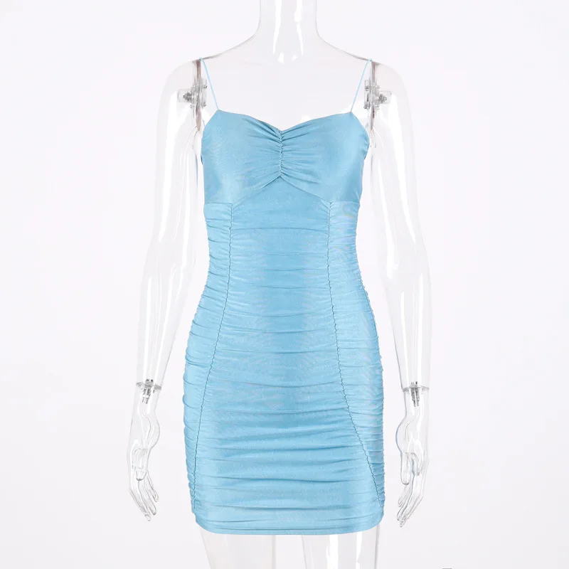 Однотонное летнее платье без бретелек на тонких бретельках облегающее для