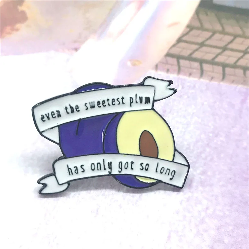 Металлическая эмалированная брошь с изображением сливы и вкусных фруктов |