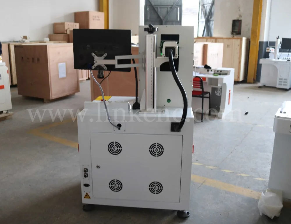 Лазерная маркировочная машина серебристого и золотого цвета с внутренним