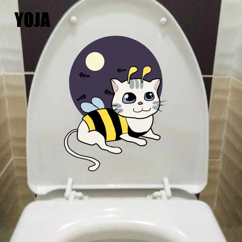 

YOJA 16.8X23CM Funny Cartoon Cats In Bee Clothes Wall Sticker Toilet Decal Living Room Home Decor T5-0912