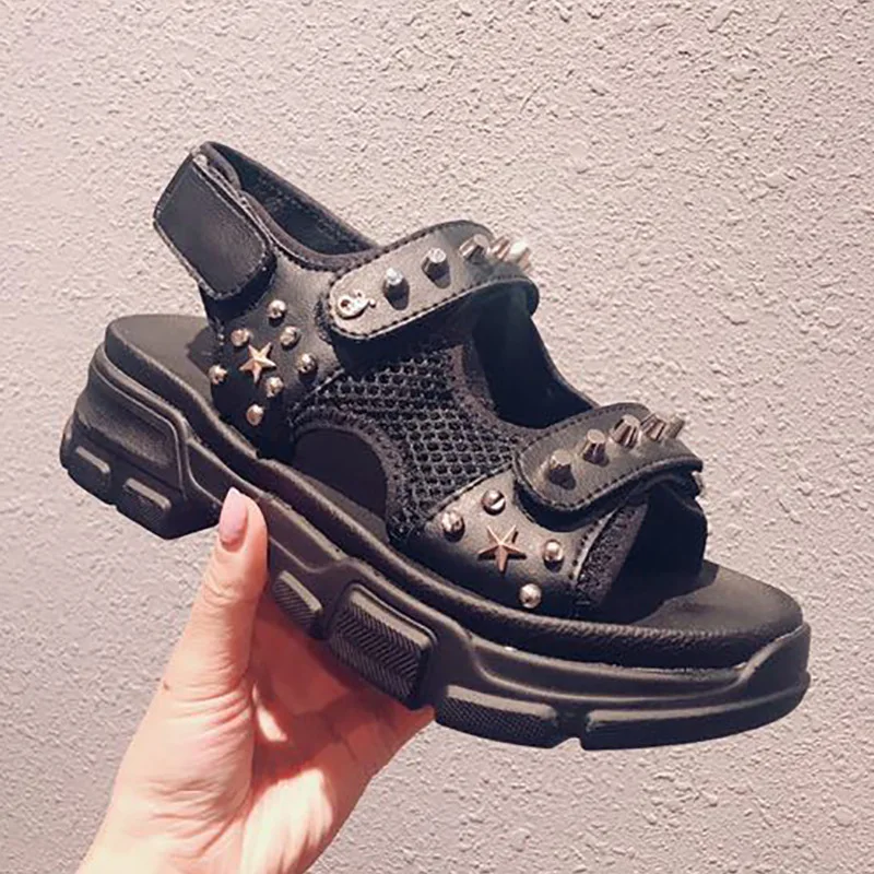 Обувь с заклепками; женские босоножки на платформе; zapatos de mujer; брендовая пляжная обувь с металлическими украшениями; chaussures femme; массивные сандалии; mujer