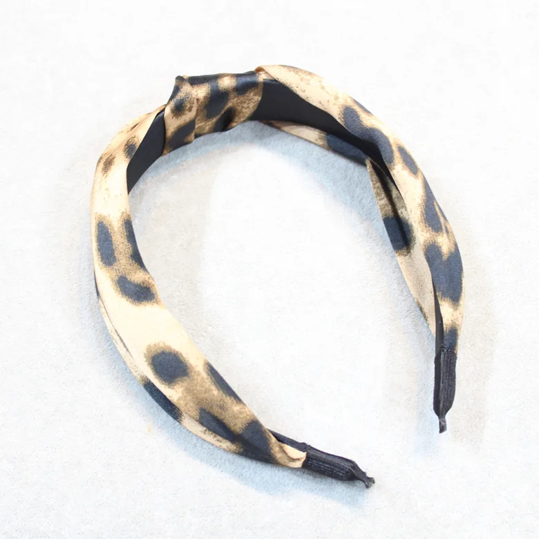 Модная ободок с леопардовыми пятнами для женщин.