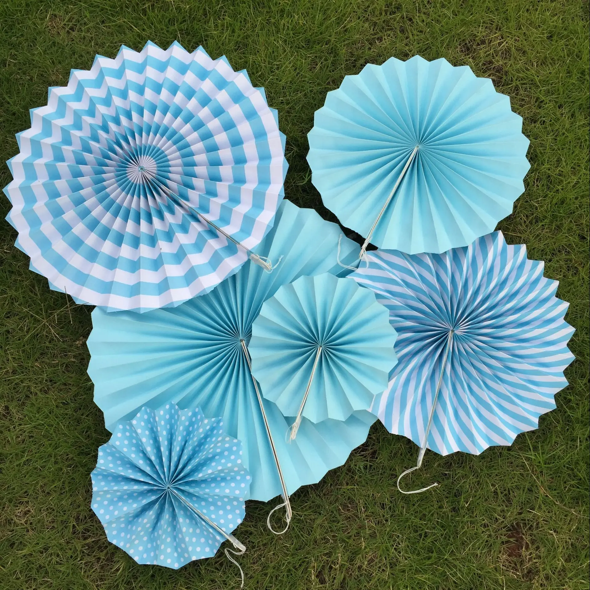 Набор из 6 ярких бумажных фанатов праздничный дизайн с круглыми колесами для