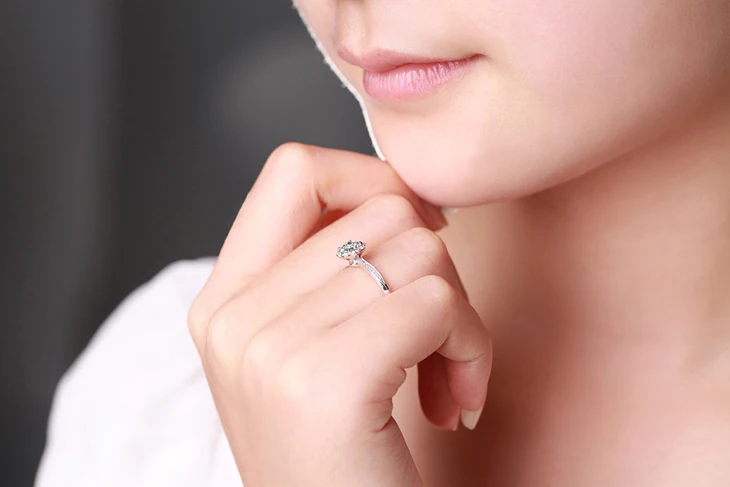 Кольцо обручальное круглое из 18-каратного белого золота с бриллиантами H/ SI 0 24