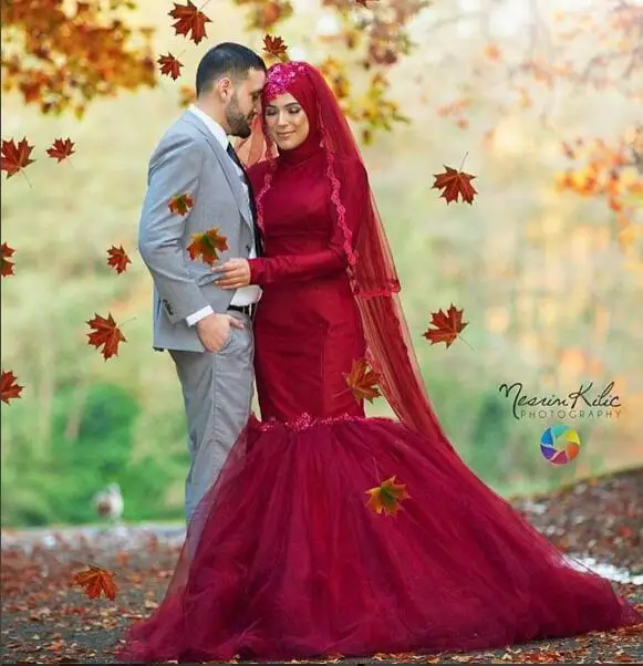 Женское вечернее платье с юбкой-годе красное высоким воротником и длинными