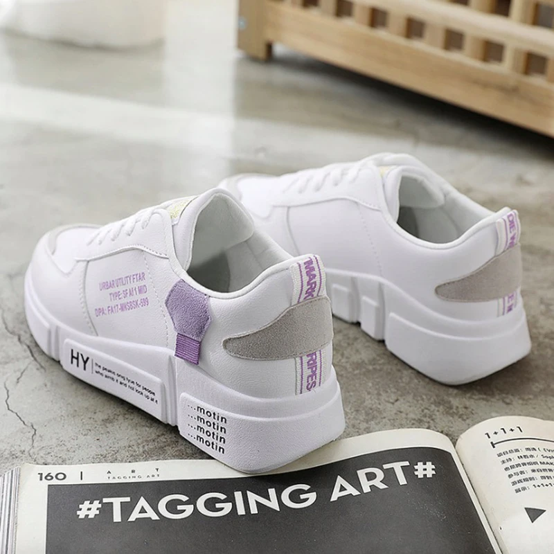 Женские кроссовки из мягкой ПУ кожи белые дышащие на плоской платформе