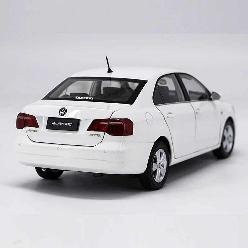 Модель литая автомобиля JETTA из белого сплава в масштабе 1:18 2013 подарок для