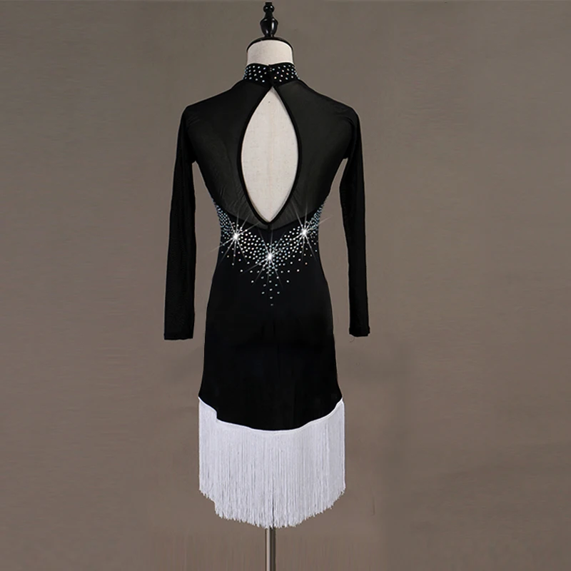 Женское черное платье с открытой спинкой блестящее белое кисточками и стразами