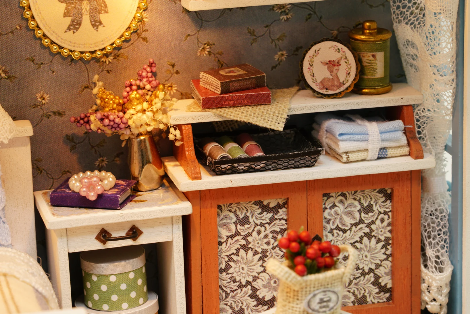 CUTEBEE mucineca для дома miniatura DIY Mujer с muebles de casa de madera de juguetes para los nivienos de vacaciones Z009
