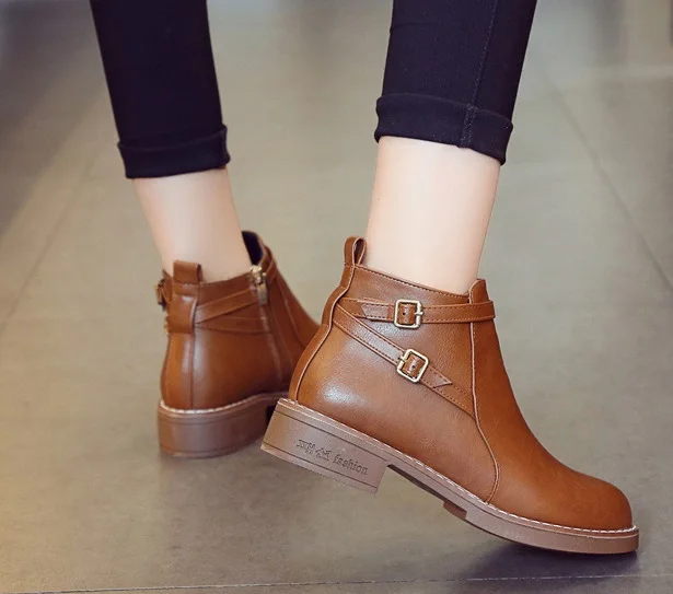 Женские черные ботильоны на плоской подошве с закругленным носком молнии сзади