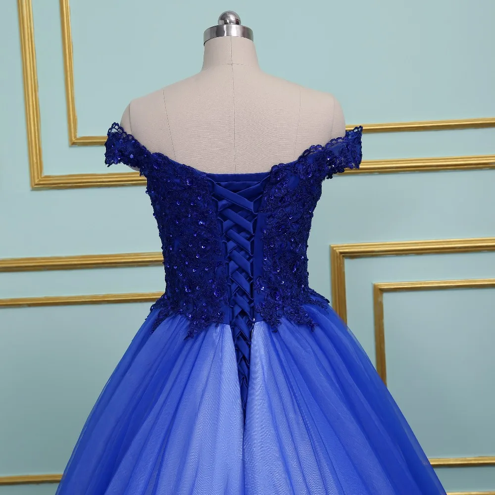 Винтажное бальное платье с открытыми плечами на выпускной вечернее аппликацией