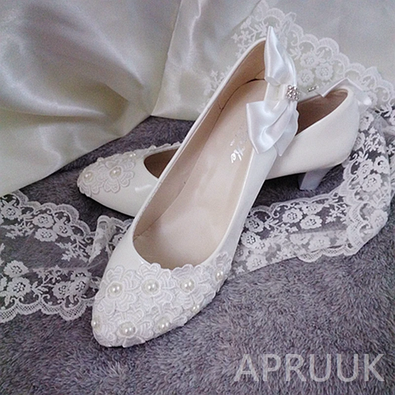 Свадебные туфли на среднем каблуке 5 см с атласным бантом и кружевным цветком