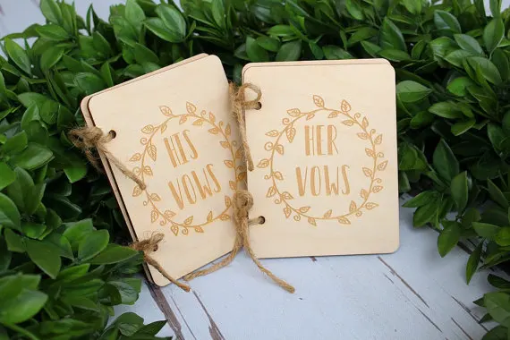 На заказ выгравированы свадьбы его ее деревенский деревянный обет Книга набор и