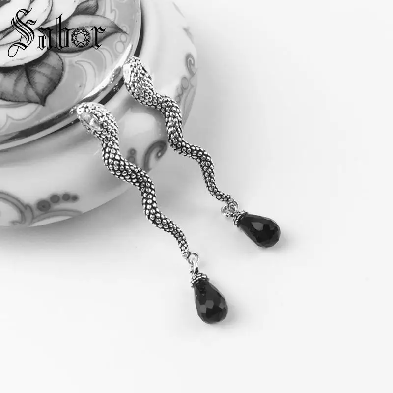 Серьги-гвоздики в виде змеи с черными кристаллами новинка 2020 ювелирные изделия