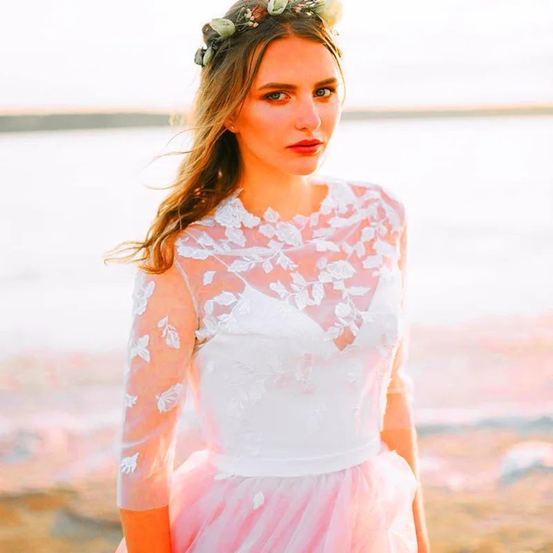 Розовое платье для свадьбы в стиле бохо А силуэта с круглым вырезом и тюлем