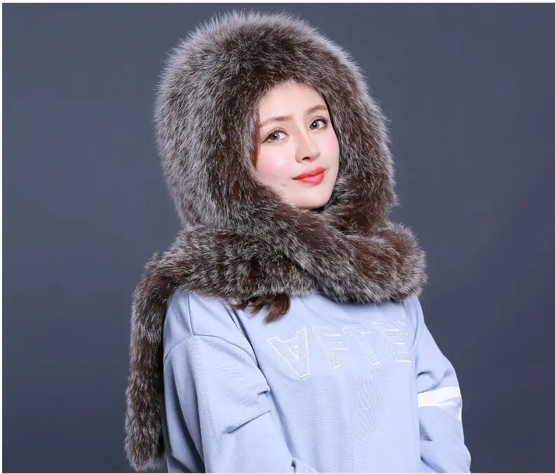 

Женская зимняя шапка-шарф из лисьего меха
