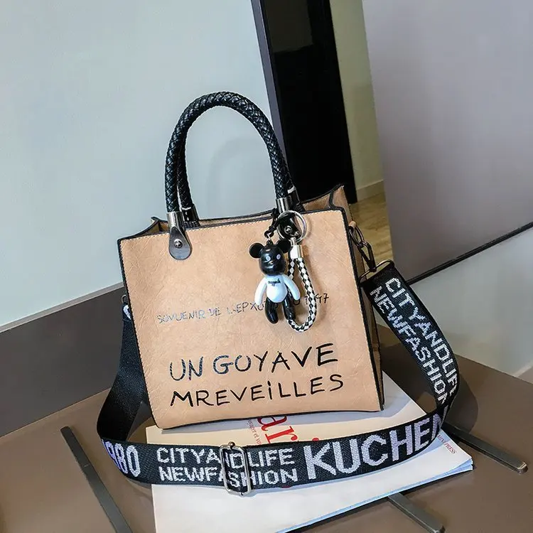 Женская сумка портфель с широкими огненными лямками буквами через плечо сумки