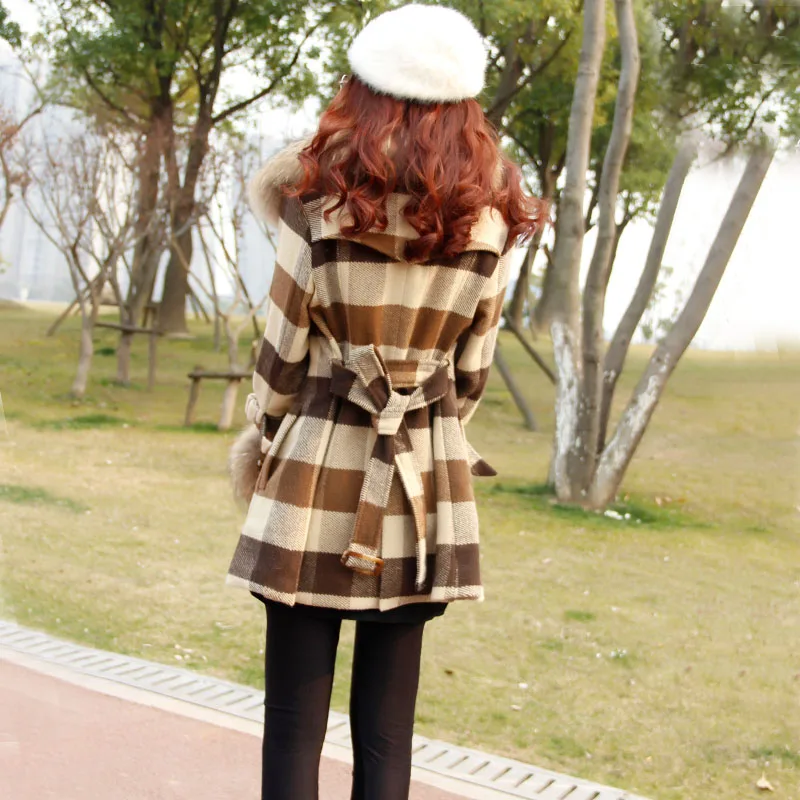 Женская шерстяная куртка тренчкот с большим воротником из меха енота