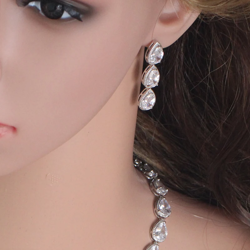 Длинные висячие серьги ANGELCZ с кристаллами из фианита и сверкающей грушей белого