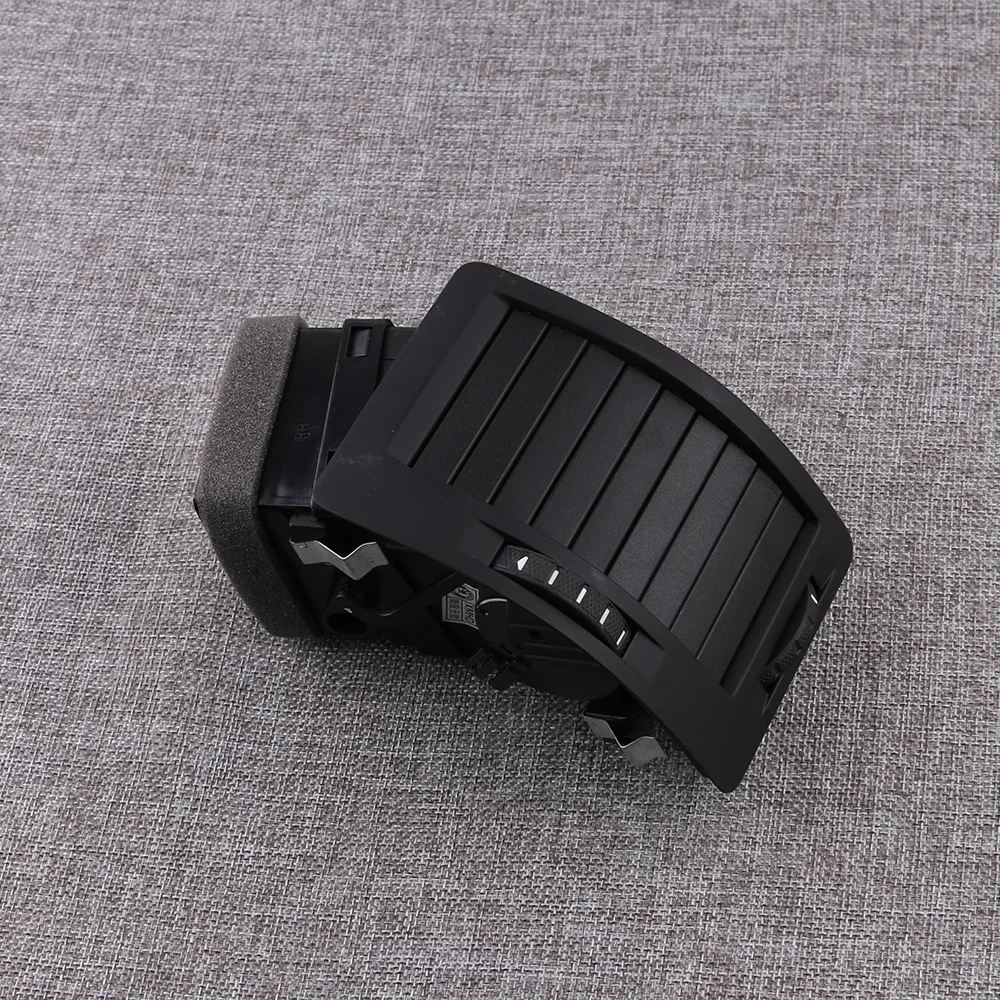 Передняя правая боковая панель пассажирского автомобиля приборная