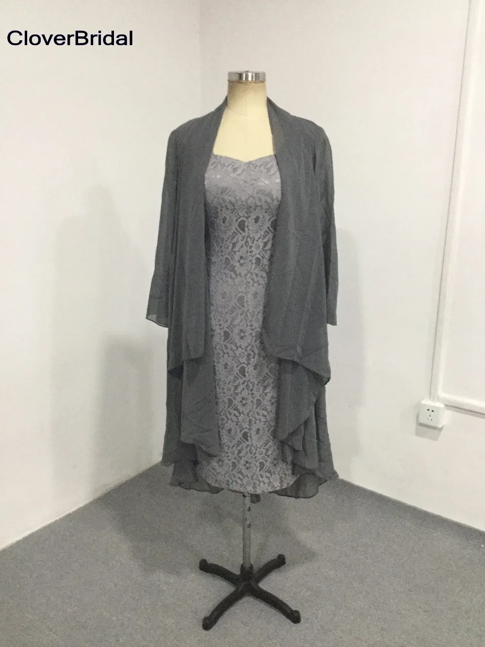 Облегающее недорогое серое платье футляр для матери невесты кружевное до колена
