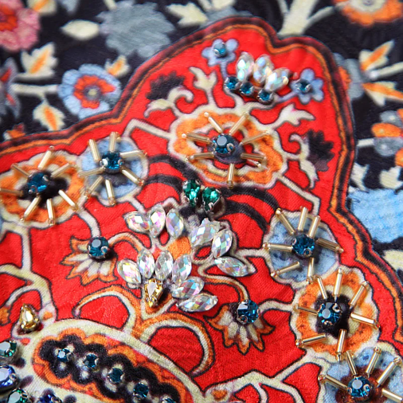 Женское дизайнерское платье с винтажным принтом черное белое бисером на груди