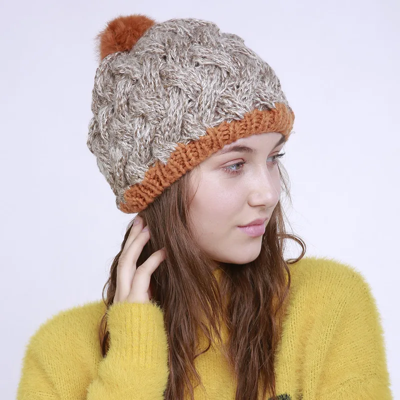 Вязаная теплая женская шапка с горизонтальными полосками большие разноцветные