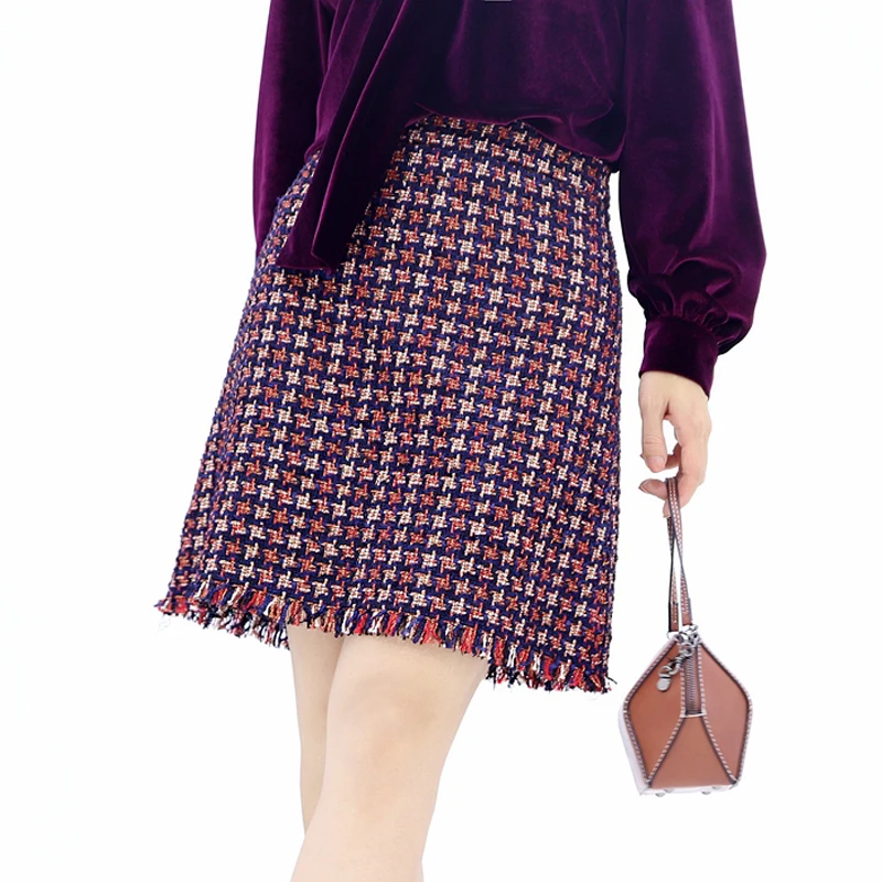 Женская твидовая юбка в красную клетку демисезонная плотная с бахромой