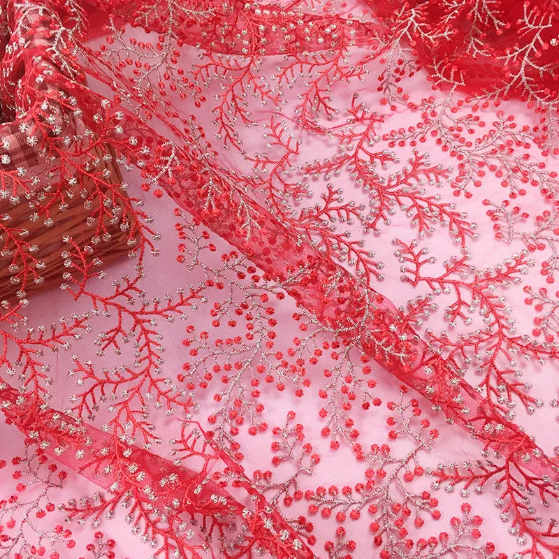 кружево ткань одежда. платье из кружевного полотна. платье с вязаным лифом. ажурная ткань для платья. вышивка на сетке одежда.